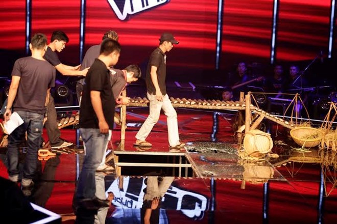 Sân khấu bị sụp ngay trong tiết mục mở màn