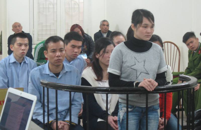 Wang Hui (đứng) cùng đồng phạm trong phiên xử. Ảnh: BH