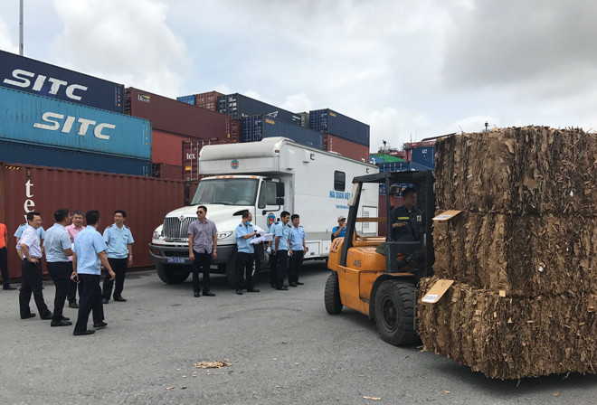 Hải quan kiểm tra container phế liệu tại Cảng Hải Phòng. ảnh: N.T