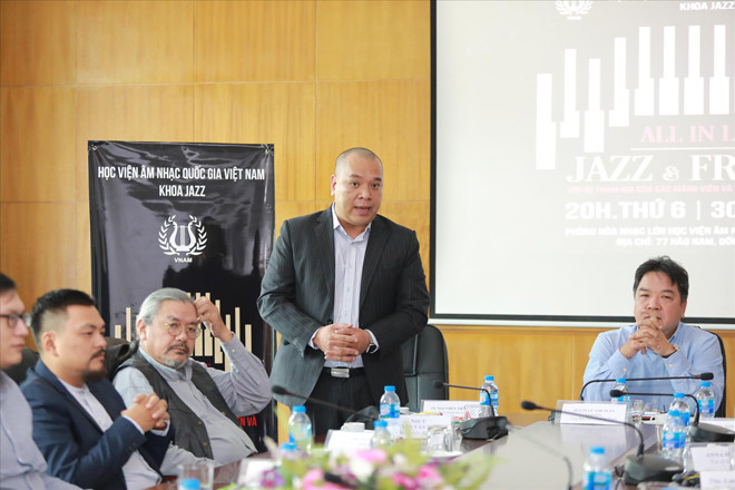 TS. Nguyễn Tiến Mạnh (đứng) trong buổi gặp gỡ báo giới kỷ niệm 5 năm thành lập khoa Nhạc Jazz. Ảnh: Bin Leo 