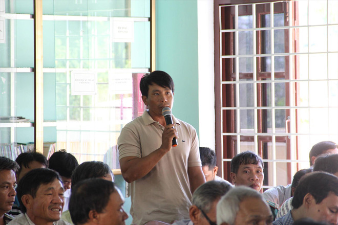 Người dân đặt câu hỏi cho lãnh đạo tỉnh tại buổi đối thoại. Ảnh: Tr.Định