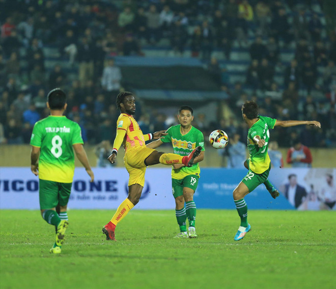 Cần Thơ (trái) chỉ còn một cửa thắng mới tránh được suất xuống hạng trực tiếp. |Ảnh: VSI