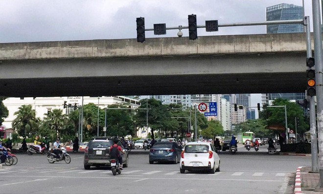 Việc Bộ GTVT quyết định xử phạt lỗi vượt đèn vàng tại các vị trí có đèn đếm ngược tiếp tục gây ra tranh cãi. Ảnh: Võ Hóa 