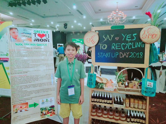 Nguyễn Hữu Hoàng bên những sản phẩm của mình tại cuộc thi Startup Wheel 2018. Ảnh: CTV