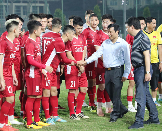 Bộ trưởng Bộ VHTTDL Nguyễn Ngọc Thiện động viên các cầu thủ trước ngày lên đường tham dự AFF Cup 2018. ảnh NHƯ Ý 