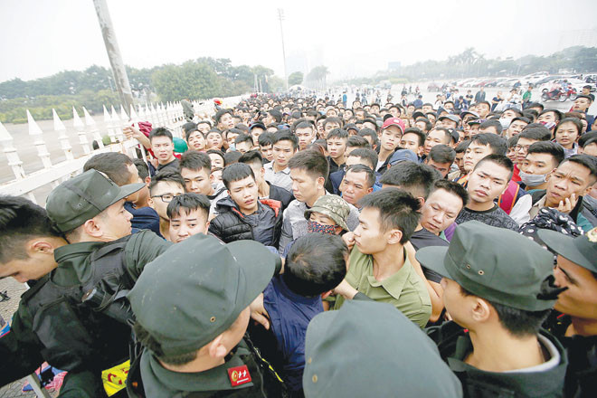 Người hâm mộ sẽ không còn phải xô đẩy, chen chúc xếp hàng chờ mua vé khi VFF quyết định bán vé online. ảnh: VSI