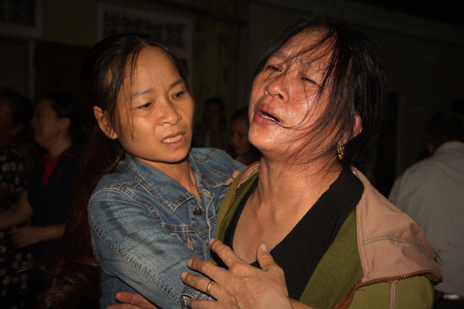 Bà Hòa khóc nức trước sự ra đi quá bất ngờ của người chồng 