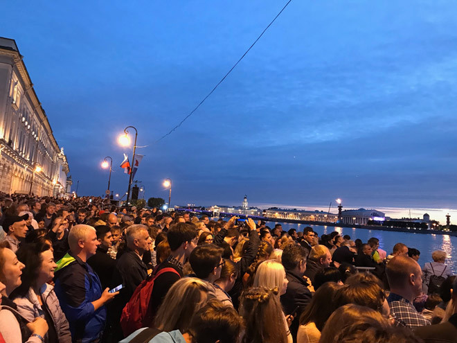 Du khách chờ xem chương trình nghệ thuật Cánh buồm đỏ thắm bên dòng Neva ở St Petersburg