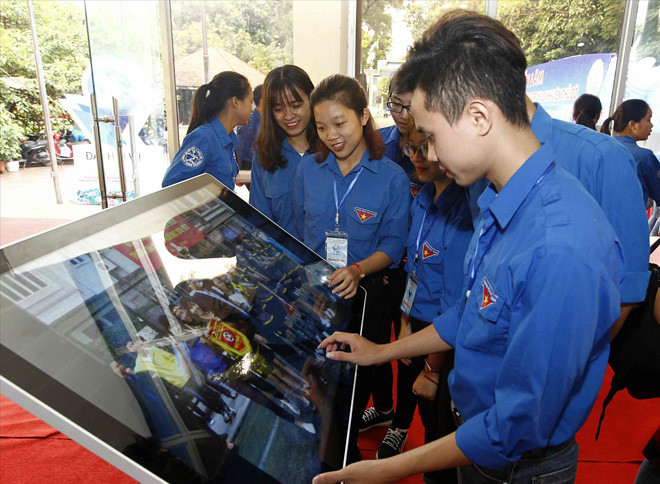 Các bạn trẻ trải nghiệm không gian sáng tạo tại ĐH Hội Sinh viên TP Hà Nội khóa VII. Ảnh : Văn Điệp