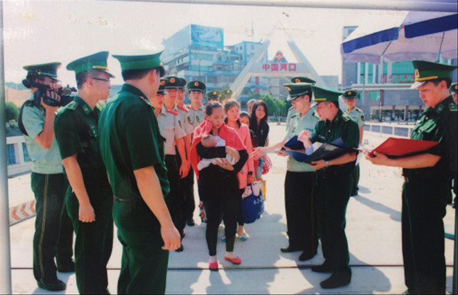 Bộ đội biên phòng tiếp nhận các nạn nhân bị lừa bán sang Trung Quốc. Ảnh: PV 