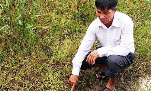 Đoạn kênh bê tông tiền tỷ bị vùi lấp, hoàn toàn biến mất dưới lớp bùn cát dày đặc này