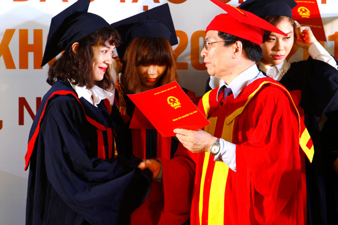 Sinh viên trong lễ nhận bằng tốt nghiệp. ảnh: Như Ý