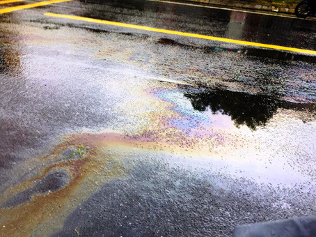 Mặt Quốc lộ 49 tại TT-Huế nổi váng tựa như xăng dầu rơi vãi, rò rỉ lên đường giao thông, khiến người đi đường lo ngại tai nạn  