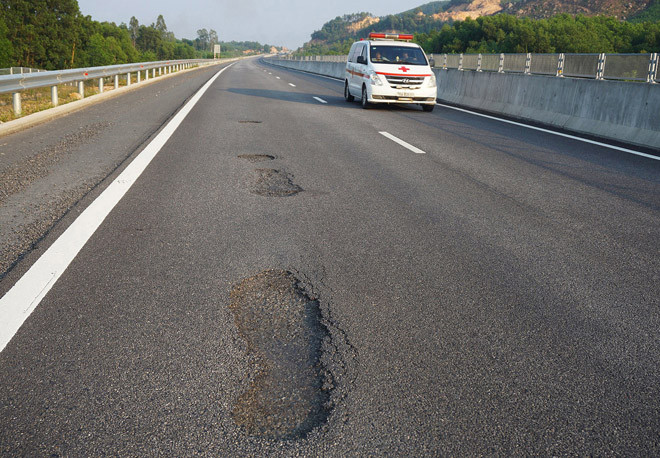 Cao tốc Đà Nẵng - Quảng Ngãi vừa thông xe 1 tháng nay đã xuất hiện đầy ổ gà, bong tróc do thi công không đạt chuẩn. Ảnh: Zing