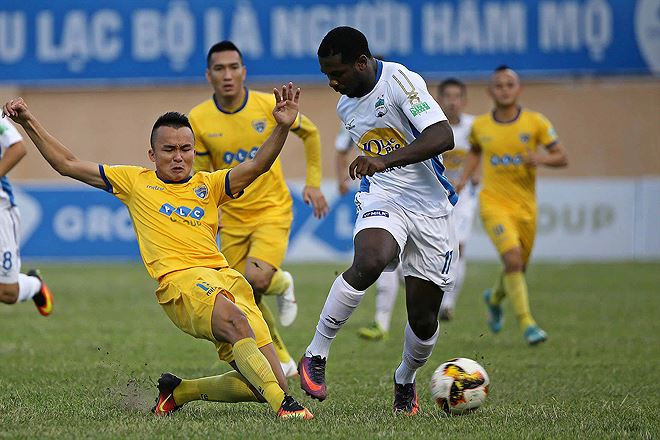 Thanh Hóa (trái) quyết đòi nợ HAGL ngay tại Pleiku ảnh: VSI