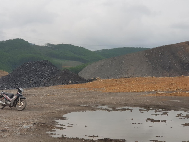 Đại công trường bạt núi khai thác than trái phép. Ảnh: Hoàng Dương