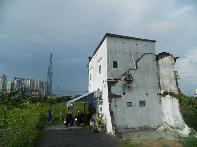 Nhà dân bị cưỡng chế tháo dỡ, đất thu hồi bỏ hoang tại dự án Khu đô thị mới Thủ Thiêm (quận 2). Ảnh: Huy Thịnh 