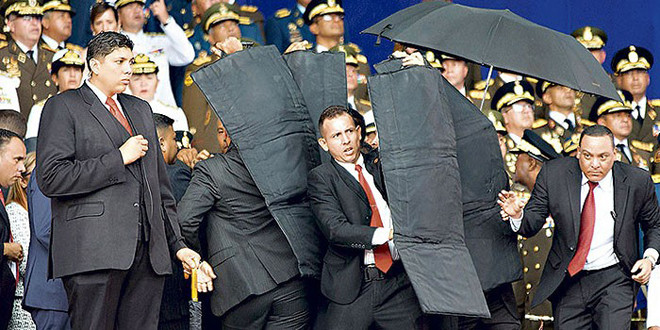 Vệ sỹ che chắn cho Tổng thống Maduro khi một cuộc tấn công bằng thiết bị bay không người lái xảy ra tại thủ đô Caracas hồi đầu tháng Tám vừa qua (800noticias.com)