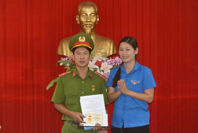 T.Ư Đoàn tặng huy hiệu “Tuổi trẻ dũng cảm” hai gương cứu người