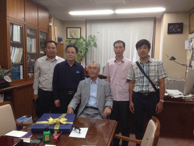 PGS Thịnh (thứ 2 từ phải sang) và GS Văn (thứ 2 từ trái sang) cùng GS Honjo (giữa). Ảnh nhân vật cung cấp. 