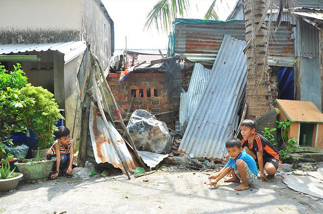 Tảng đá rơi xuống cạnh nhà dân cách nay gần tháng Ảnh: Hoà Hội