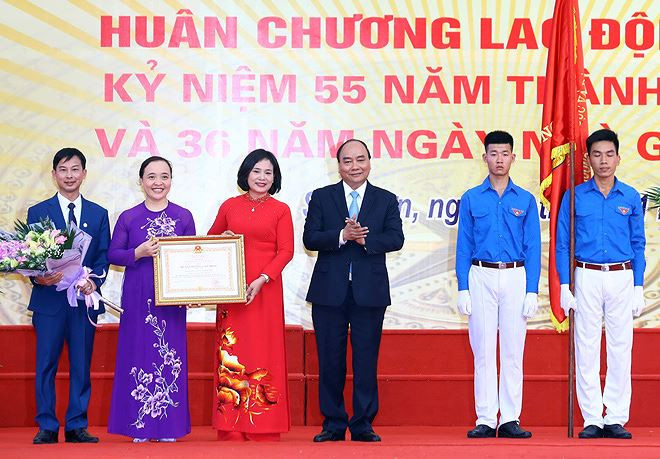 Thủ tướng Nguyễn Xuân Phúc trao tặng Huân chương Lao động hạng Nhì của Chủ tịch nước cho Trường THPT Đa Phúc (Sóc Sơn, Hà Nội). Ảnh: TTXVN
