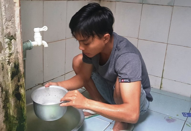 Nhiều thời điểm trong ngày, nước chảy rất yếu khiến sinh hoạt của người dân bị đảo lộn. Ảnh: Thanh Trần