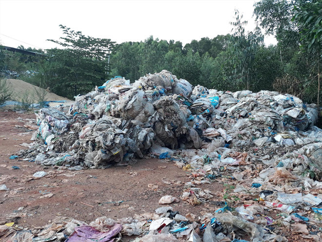 Lượng rác còn tồn dư ngày càng lớn. Ảnh: Tr.Định