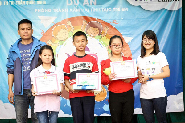 Huyền Chi (ngoài cùng, bên phải) tổ chức gameshow “Con hiểu biết, con an toàn” về phòng chống xâm hại tình dục trẻ em. Ảnh: CTV