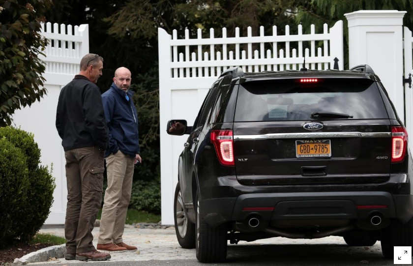 Nhà của cựu tổng thống Bill Clinton tại New York đang được khám xét sau vụ bom thư khủng bố. Ảnh: Reuters 