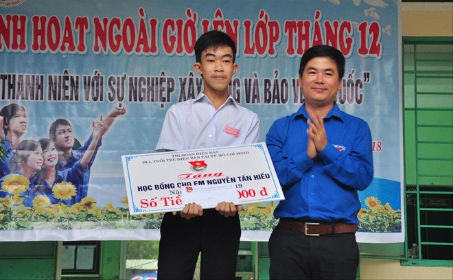 Em Nguyễn Tấn Hiếu nhận bằng khen và học bổng của các đơn vị sau hành động đẹp của mình. Ảnh: H.V 