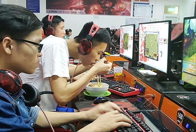 Sinh viên cày game thâu đêm, ăn đêm luôn tại quán net. Ảnh: Bình Minh