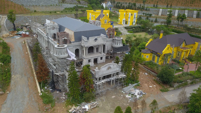 Rừng phòng hộ Sóc Sơn bị băm nát để xây biệt thự. Ảnh: pv 