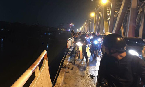 Hiện trường khi xảy ra vụ việc xe ô tô lao xuống sông Hồng