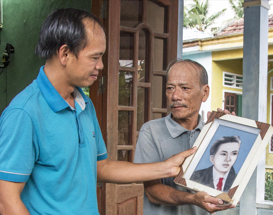 Ông Đỗ Hùng, người cháu ruột đang thờ võ sĩ Đỗ Hy Sinh (cùng tác giả bài viết - trái) ảnh: Văn Chương