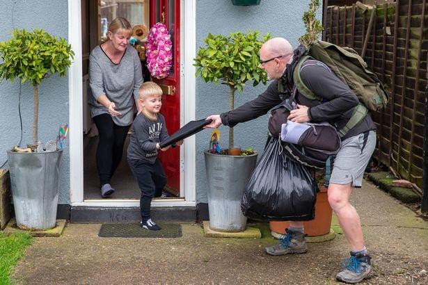 Ông Powles giao suất ăn cho bà Tanya Leonard và con trai Olly. Em cũng được tặng một cái máy tính xách tay để hỗ trợ việc học tập