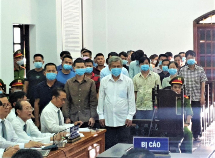 Các bị cáo nghe đại diện Viện Kiểm sát nhân dân tỉnh Đắk Nông luận tội