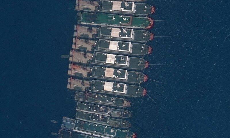 Tàu Trung Quốc thả neo tại khu vực đá Ba Đầu gần đảo Sinh Tồn Đông, thuộc quần đảo Trường Sa của Việt Nam, ngày 23/3 Ảnh: Reuters 