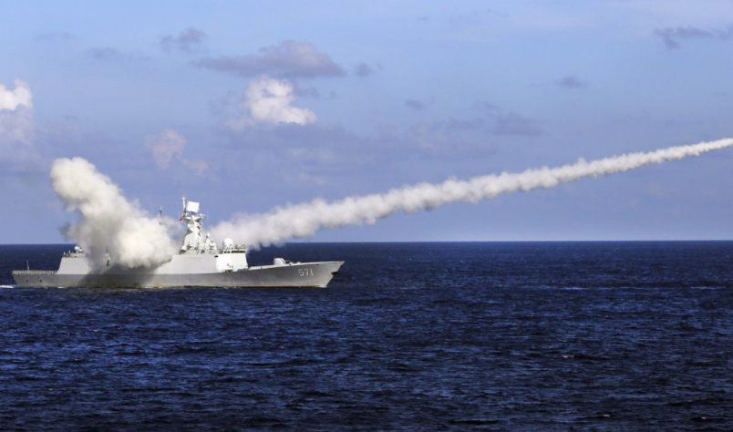 Tàu chiến Vận Thành của Trung Quốc phóng tên lửa trong cuộc tập trận gần đảo Hải Nam năm 2016 Ảnh: AP 