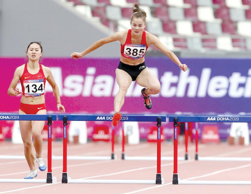VĐV Quách Thị Lan (bên phải) trở thành VĐV châu Á duy nhất giành suất vào bán kết 400m rào nữ ở Olympic Tokyo 2020. Ảnh: PV