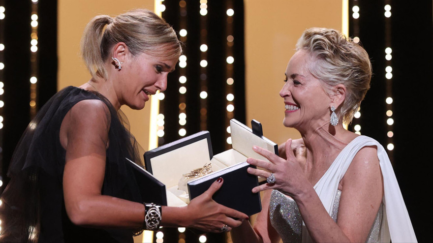 Julia Ducournau (trái) nhận Cành cọ Vàng từ tay Sharon Stone 