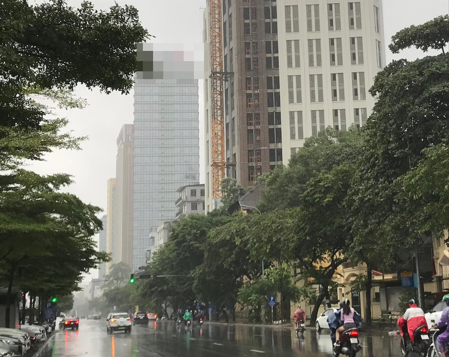 Nhà cao tầng xuất hiện ngày càng nhiều trên phố Trần Quang Khải (Hà Nội) 