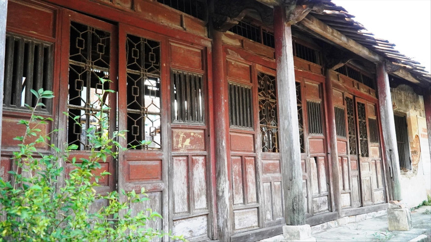 Mái hiên trước cũng tàn lụi, trơ lại phần gỗ mủn mục