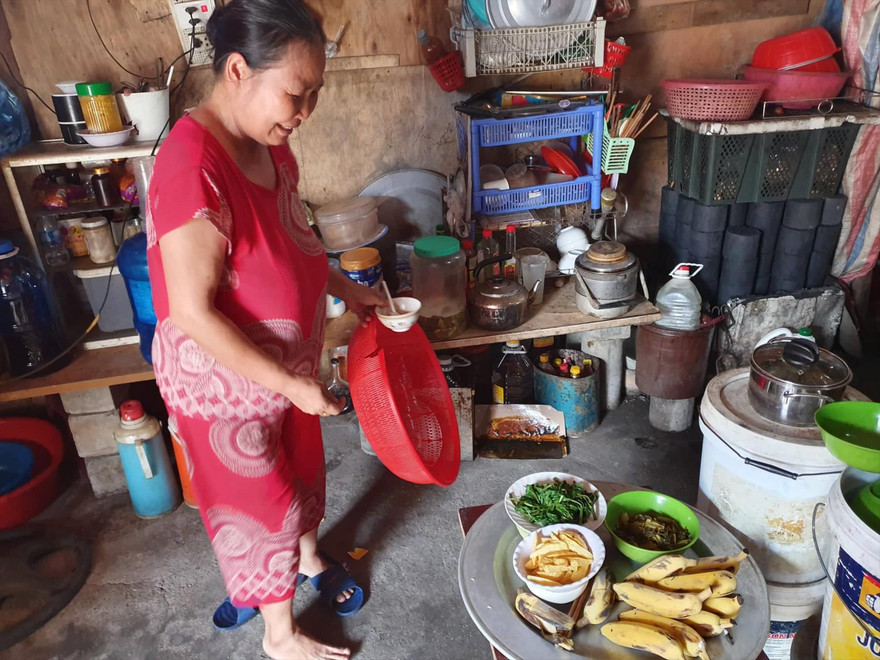 Bà Hà trọ tại phường Phúc Xá (Hoàn Kiếm) dọn mâm cơm khi ở nhà giãn cách 