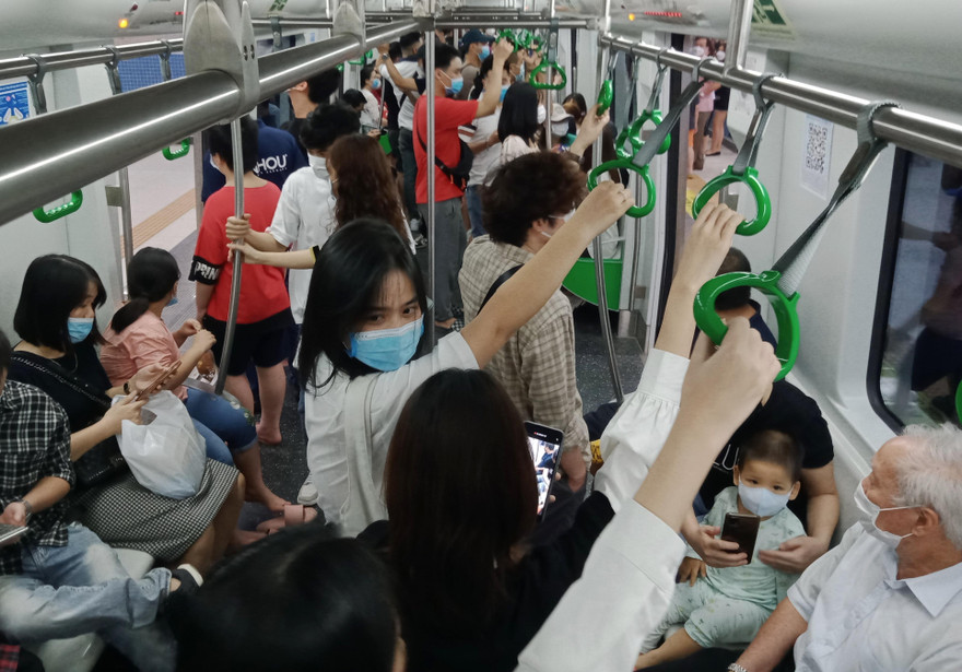 Các toa tàu đều kín người (thời điểm chiều 7/11). Ảnh: T.Đảng