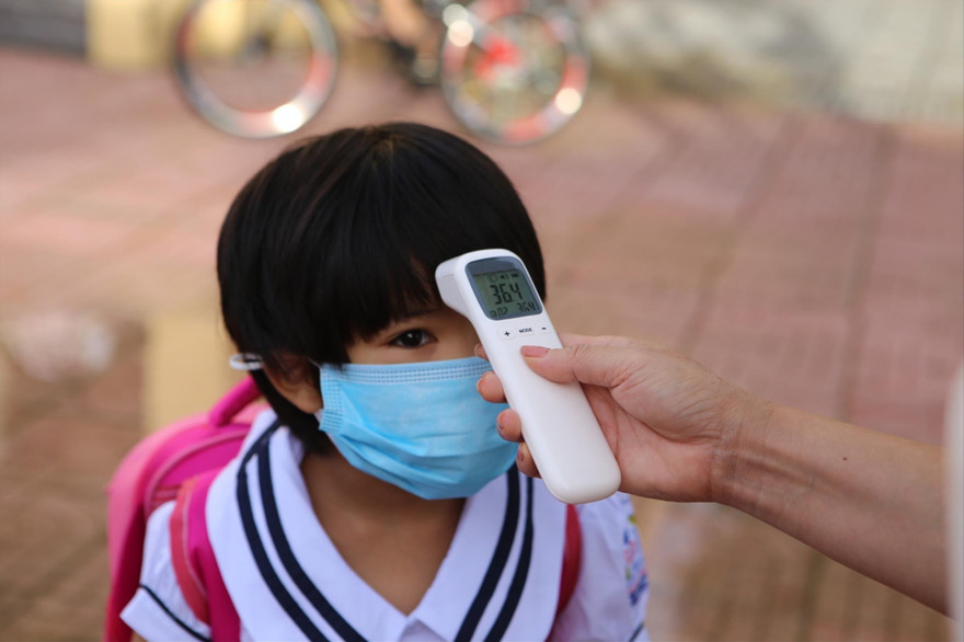 Đo thân nhiệt học sinh ngày đầu tựu trường 
