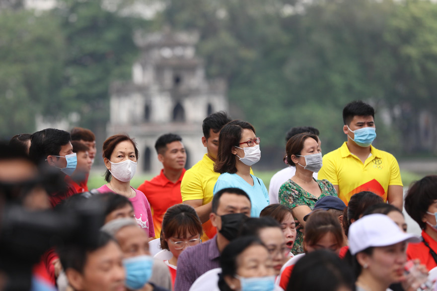 Vẫn còn nhiều người dân tham quan ở Hà Nội quên đeo khẩu trang. Ảnh: Như Ý