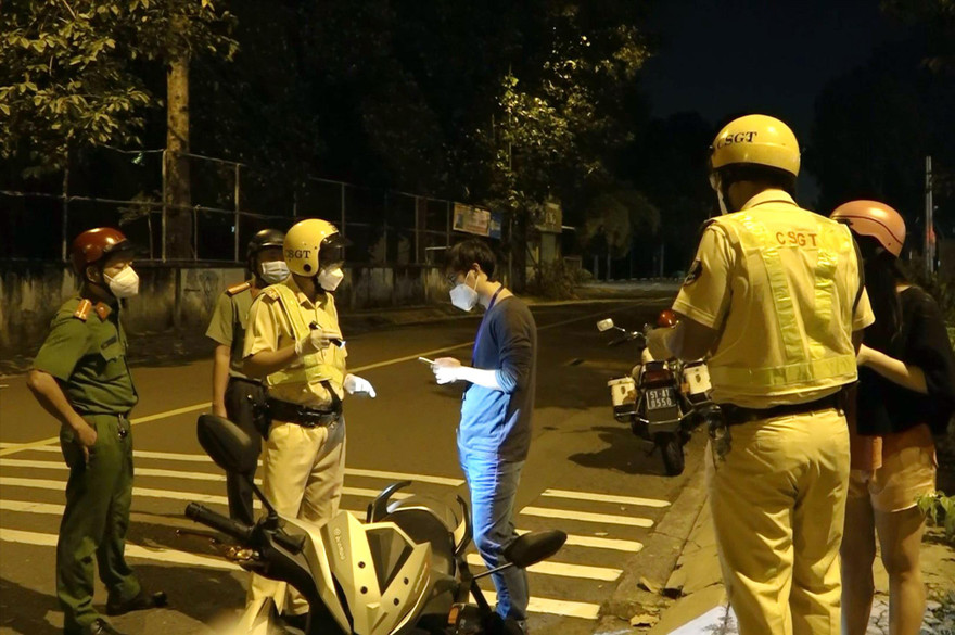 Tổ 363 Công an quận Phú Nhuận (TPHCM) kiểm tra người dân ra đường sau 22 giờ