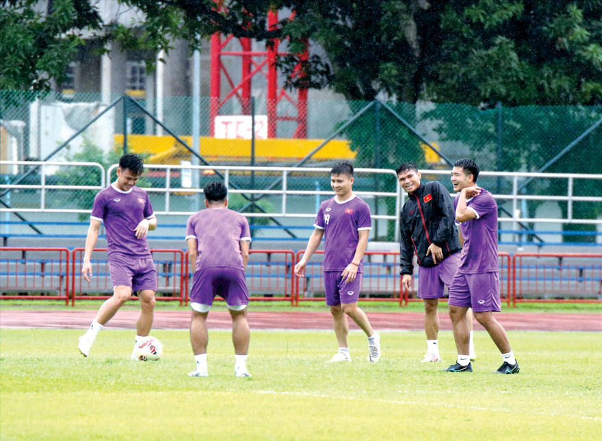 Đội tuyển Việt Nam trong buổi tập đầu tiên tại Singapore ngày 2/12. Ảnh: Anh Đoàn