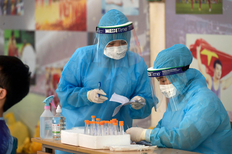 Quận Hai Bà Trưng tổ chức lấy mẫu cho người dân sống gần Bệnh viện Phổi Hà Nội Ảnh: Trường Phong